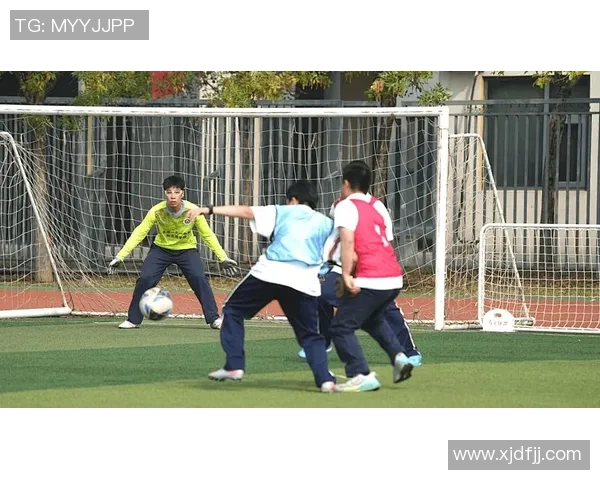 与足球球星亲密合影在球场留下难忘瞬间见证足球荣耀与梦想的交汇